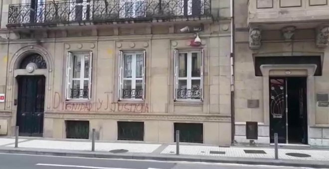Pintura roja y amarilla contra la sede del PSE en San Sebastián