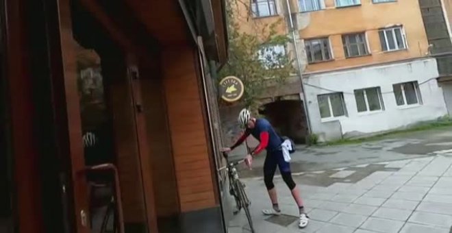 Ciclistas rusos recuerdan con cerveza los inicios del Tour