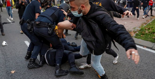 Policías sin número de identificación visible cargan contra los manifestantes de Vallecas