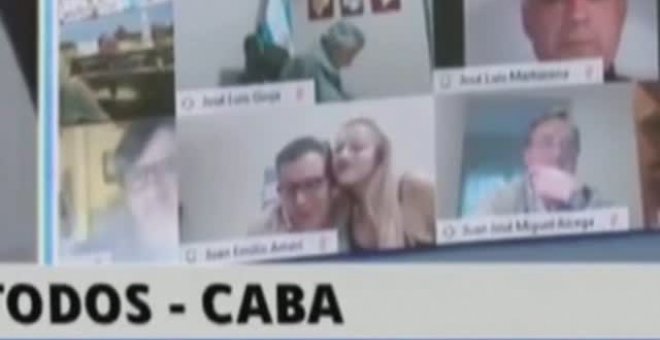 Suspendido un diputado argentino por la actitud indecorosa con su novia en una sesión virtual