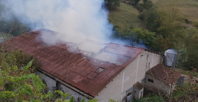 Mueren 25 reses en el incendio de una nave ganadera en Vega de Liébana