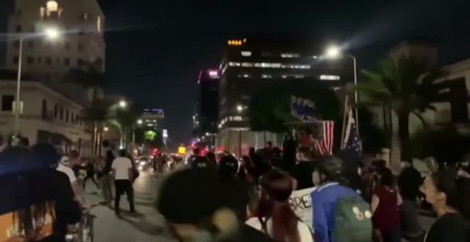 Una camioneta atropella a un grupo de manifestantes antirracistas en Los Ángeles