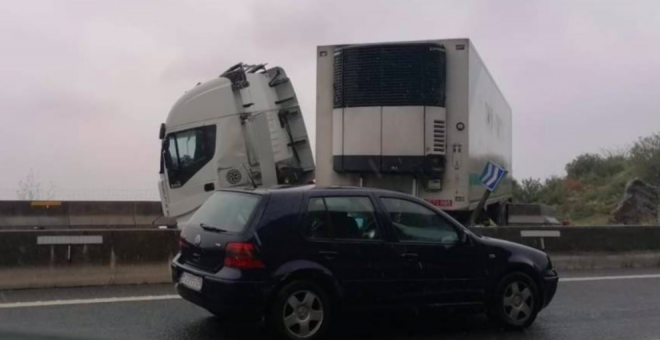 El accidente de un camión obliga a cortar la A-8 a la altura de Saltacaballo