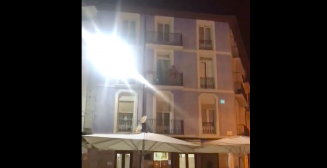 Un balcón de Santoña se vuelve viral tras los gritos de una vecina de la Villa