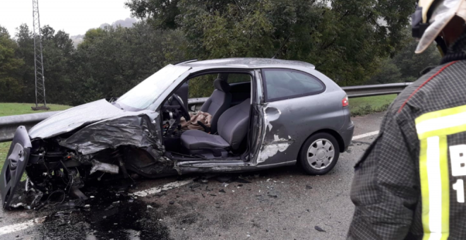 Dos heridos tras una colisión entre dos turismos en Villacarriedo