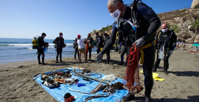 Voluntarios del Proyecto Libera retiran 150 kilos de basura de las playas de Miengo
