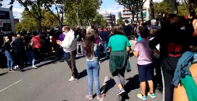 Gritos de "¡Más sanitarios y menos policía!" frente a la Asamblea de Madrid