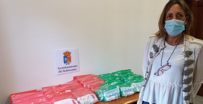 El Ayuntamiento reparte un kit de mascarillas y gel a los menores de edad
