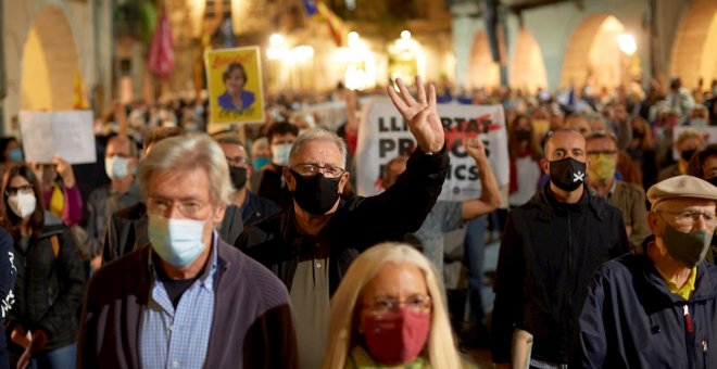 Miles de personas se manifiestan en Catalunya en protesta por la inhabilitación de Torra