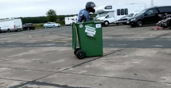 Un británico logra el record Guiness al alcanzar los 70 kilómetros por hora subido a un contenedor de basura