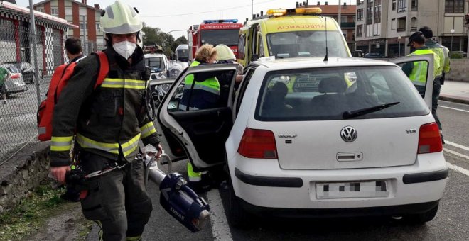 Herida leve una mujer tras chocar dos turismos en Gama