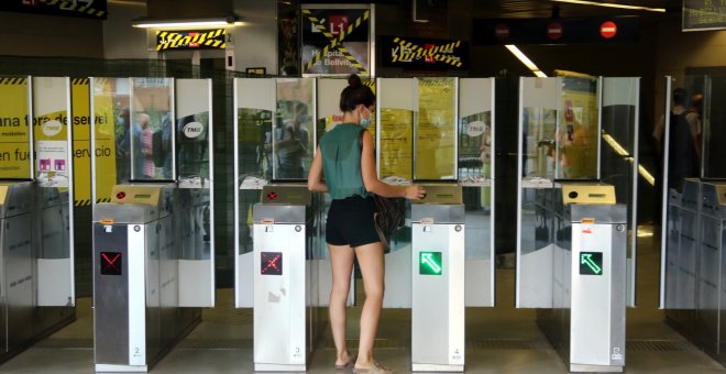 Dues de cada tres dones s'han vist obligades algun cop a canviar els hàbits de mobilitat per Barcelona per sensació d'inseguretat