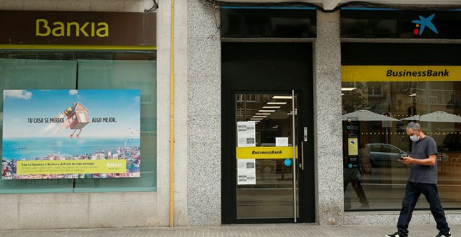 Caixabank y Bankia, o cómo el FROB está regalando sus acciones a los tiburones