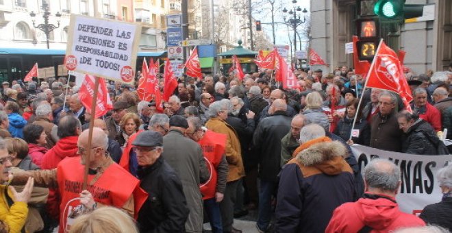 Los jubilados de CCOO y UGT se concentran para reclamar los derechos de los mayores