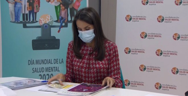 Doña Letizia recupera su blusa más versátil en una reunión en Puente de Vallecas