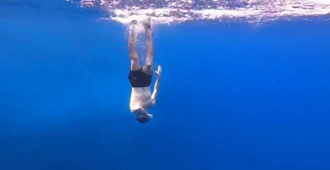 Miguel Bernardeau se sumerge en el mar