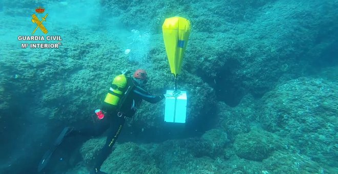 La Guardia Civil recupera en el mar una caja fuerte con 1.000 euros