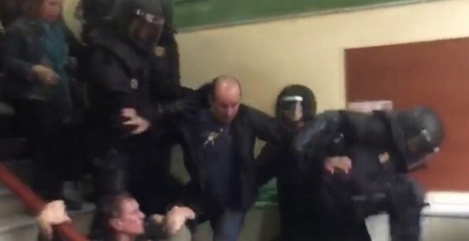 Imputado el policía de la brutal patada a los ciudadanos concentrados en el IES Pau Claris de Barcelona durante el 1-O