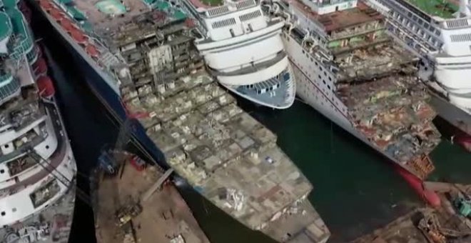 Varios cruceros son desguazados en un puerto de Turquía