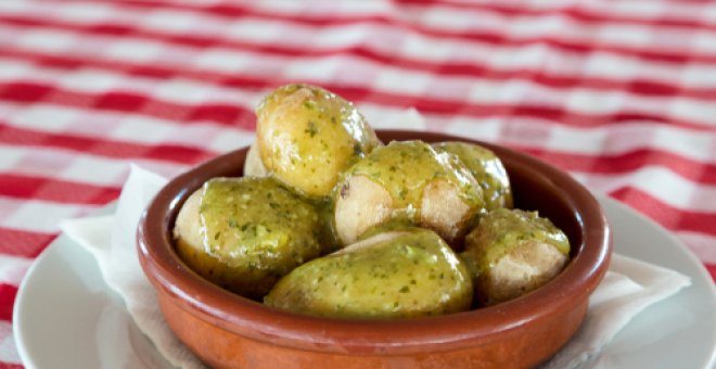 Pato confinado - Receta de mojo verde canario con papas arrugadas