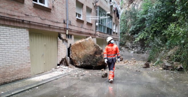 El viento y las intensas lluvias dejan inundaciones, caída de árboles, argayos y daños en el mobiliario urbano en Cantabria