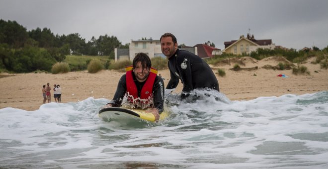 Vivir a contracorriente: Deportistas invidentes aprenden a surfear las olas de Somo escuchándolas