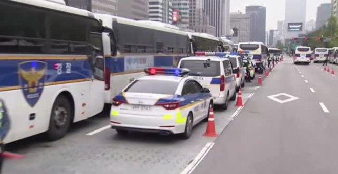 La Policía surcoreana blinda Seúl con una muralla de autobuses para evitar manifestaciones