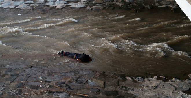 Un policía chileno arroja a un manifestante por un puente y desata un terremoto nacional: "No se cayó, lo lanzaron"