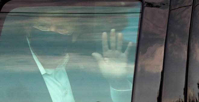 Trump sale contagiado del hospital para saludar a sus seguidores desde el coche