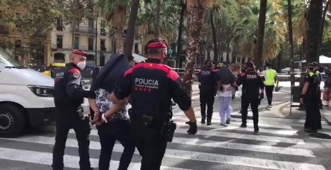 Varios detenidos durante la operación policial en el Raval (Barcelona)