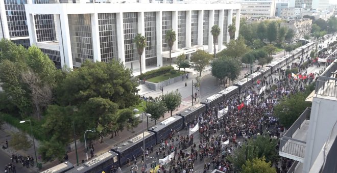 Una multitud ante el Tribunal de Apelación de Atenas