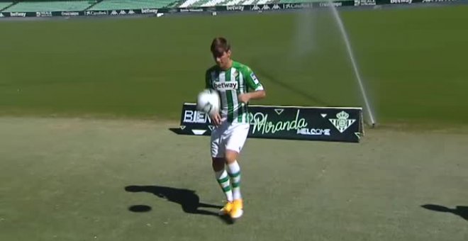 El Real Betis presenta a Juan Miranda