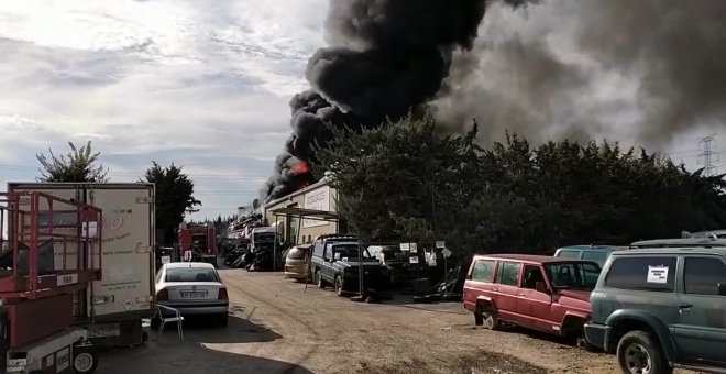 Declarado un incendio en un desguace de Tafalla