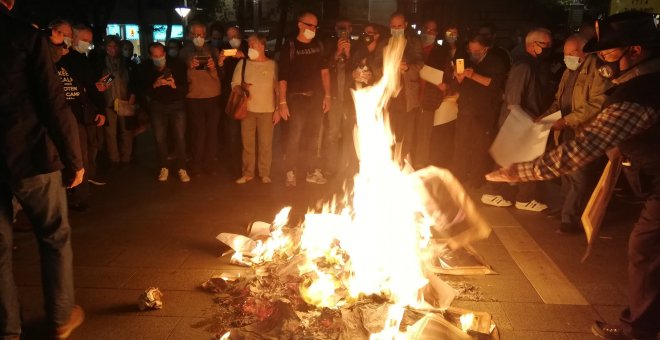 Diversos municipis cremen fotos del rei en protesta per la seva visita a Barcelona