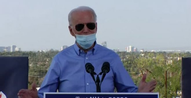 La mascarilla le juega una mala pasada a Biden durante un acto de campaña en Las Vegas