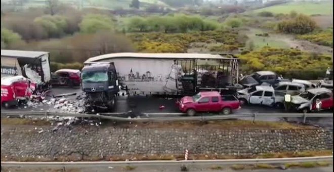 Dos personas mueren en un espectacular accidente múltiple en Chile