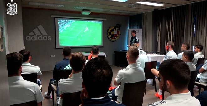 La Selección asiste a la sesión con vídeo previa al partido ante Suiza