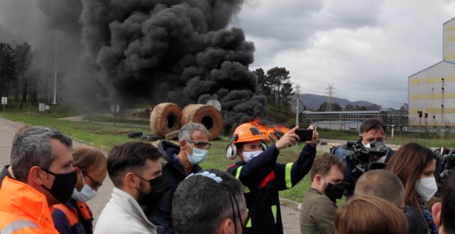 Mayoral junto a los trabajadores de Alcoa tras el anuncio del ERE