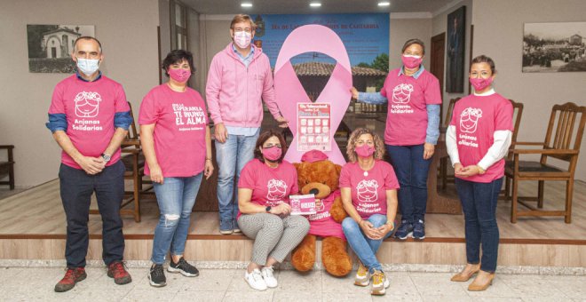 Anjanas Solidarias venden dorsales para recaudar fondos para la investigación contra el cáncer