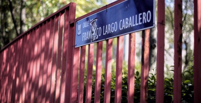 Vandalizan una estatua de Largo Caballero en Madrid con pintadas de "Asesino" y "Rojos no"