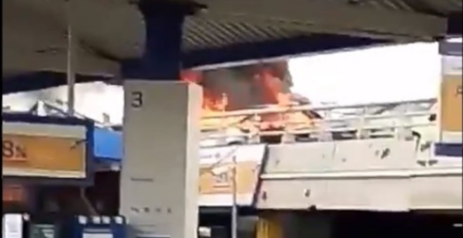 Se incendia un vehículo aparcado en el centro comercial de Peñacastillo