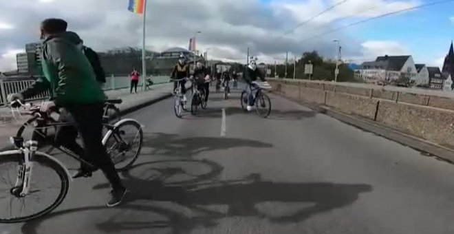 La ciudad alemana de Colonia celebra su marcha del Orgullo Gay en bicicleta por la pandemia
