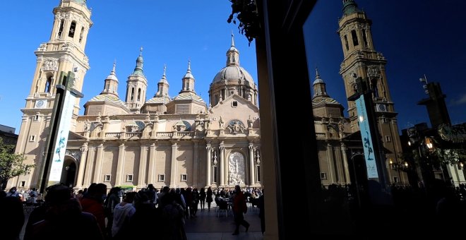 Aragoneses depositan flores en la fachada de la basílica del Pilar