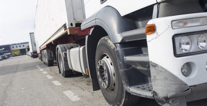 La DGT lanza una campaña para vigilar que los camiones y autobuses circulan con condiciones "óptimas" de seguridad