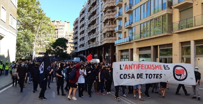La manifestació antifeixista aplega un miler de persones que proven d'arribar a la seu de Vox Barcelona
