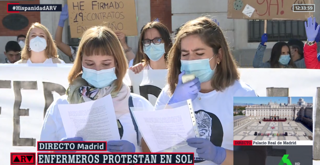 La enfermería se concentra en Sol para protestar contra la precariedad: "Arriba las manos, esto es tu contrato"