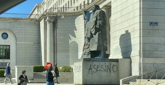Vandalizan la estatua de Indalecio Prieto con pintadas de "asesino"