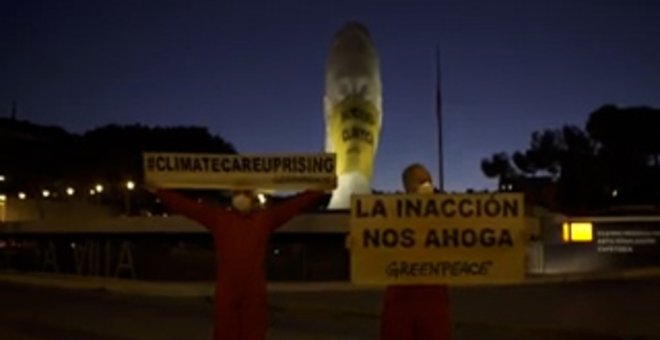 Greenpeace coloca una mascarilla gigante en Colón por la "pandemia climática"