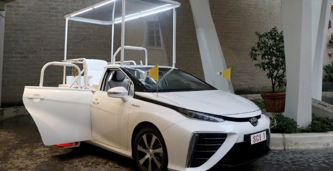 Toyota entrega al Vaticano el papamóvil más eficiente hasta la fecha, un Toyota Mirai