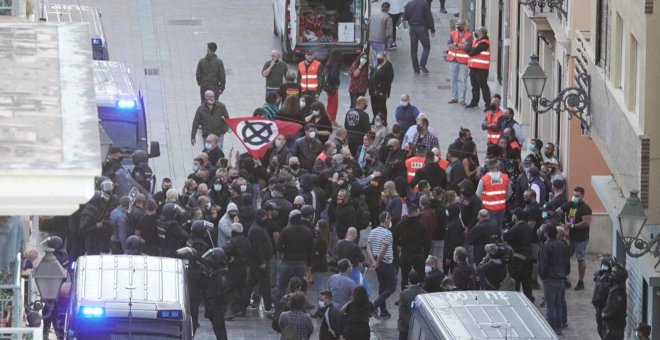 La Policía detiene por delito de odio "contra nazis" a tres antifascistas mientras ignora la ley contra símbolos franquistas